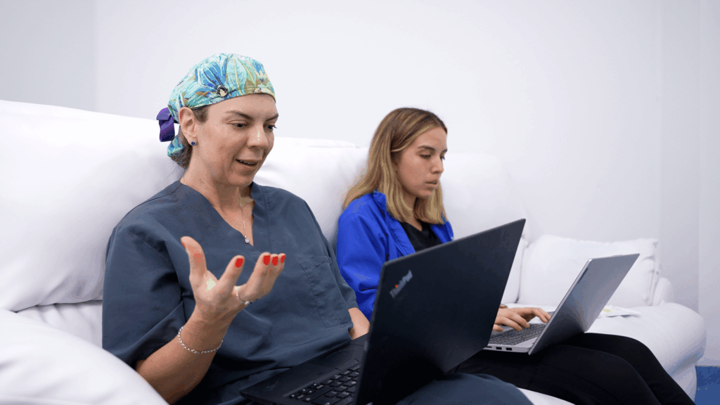 equipo médico especializado en atención internacional