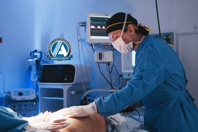 Cirujana plástica con certificación internacional